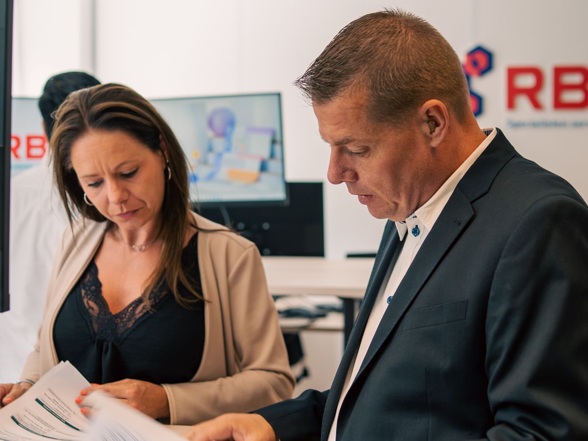 De specialisten van RBBN nemen samen een dossier door